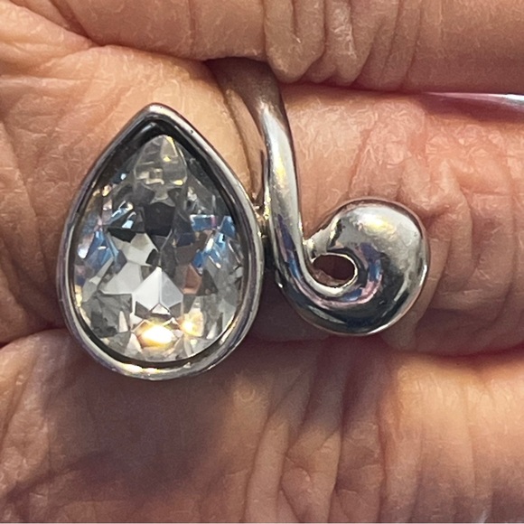 Stunning Silver Teardrop Crystal Ring - Picture 7 of 10